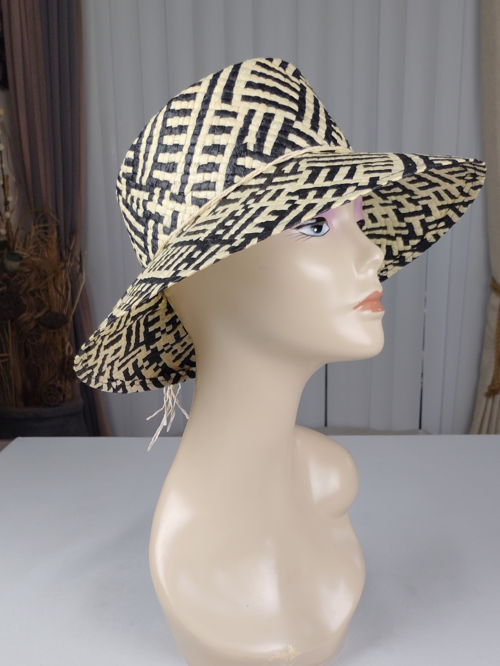Nordstrom Rack Geometric Sun Hat in Black & Cream.